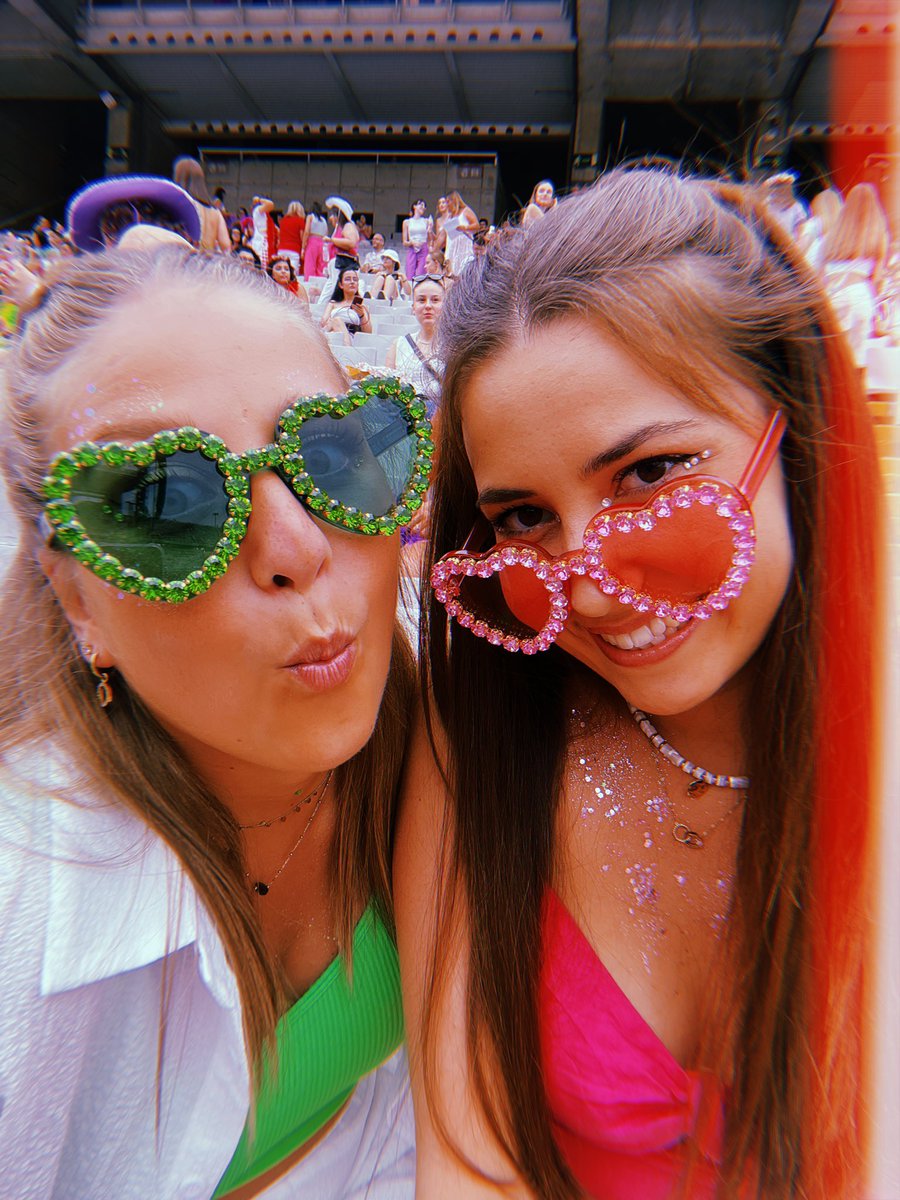 sandrxa0's tweet photo. juillet 2023, barcelona
love on tour 🌈🦋🪩

#LoveOnTour #HarryStyles #LOT https://t.co/sxwHHPejwe