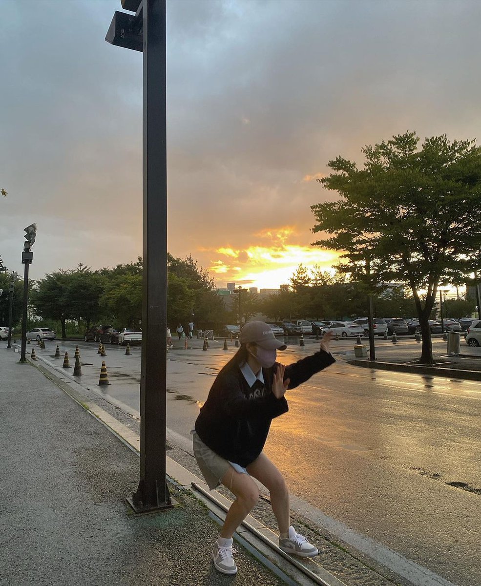 JlWONIe's tweet photo. @liwluda @ljunyoungs @Minnieull @jaehyucnn 28. kalian tetap semangat 🤌
29. Unloyo 2023
30. owww tidak dong
31. pernah dong
32. drink gapunya 
33. 📷
34. kok kalian mau sih deket deket sama aku @_yeonjuso @___jonghyeon @real2_junyoung ?
35.  drink. https://t.co/xALWnMmrRy