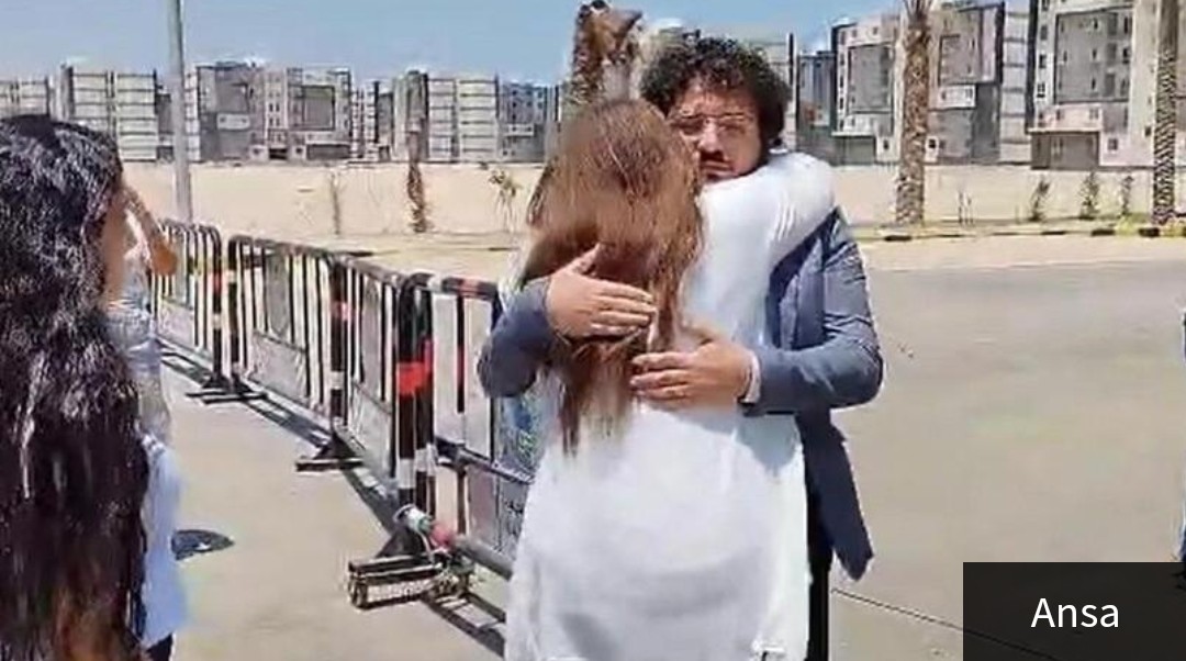 L'abbraccio fra #PatrickZaki e sua mamma Hala Sobhy dopo la liberazione definitiva.

Che rumore fa la felicità

#FreePatrickZaki #Egitto #AlSisi #grazia #Grazia_per_PatrickZaki