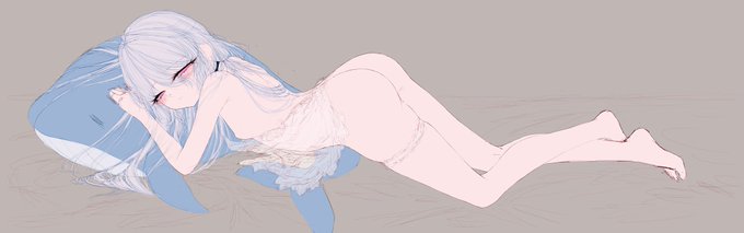 ちょっとラフの線を綺麗にして簡単な色を塗りました、脚のポーズはまだ修正したいです(`・ω・')   そして今週の残りの時間と来週は抱き枕の正面の髪色塗りに集中します!٩(๑`^'๑)۶  https://www.pixiv.net/artworks/110083559 