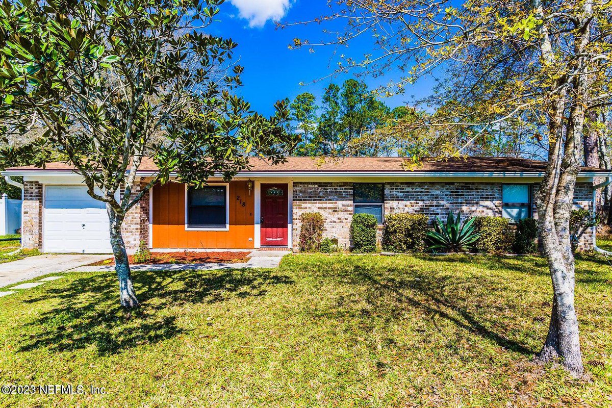 homesforsalejax's tweet photo. Immerse in Middleburg charm with this sleek 3BR, 2BA home. Modern design meets comfort with chic flooring &amp; spacious eat-in kitchen. Attached garage, vast fenced backyard - your private oasis. Not just a home, it's a lifestyle. 👉 https://t.co/ixCUDi4DFS #RealEstate https://t.co/Wgu76FJYM0