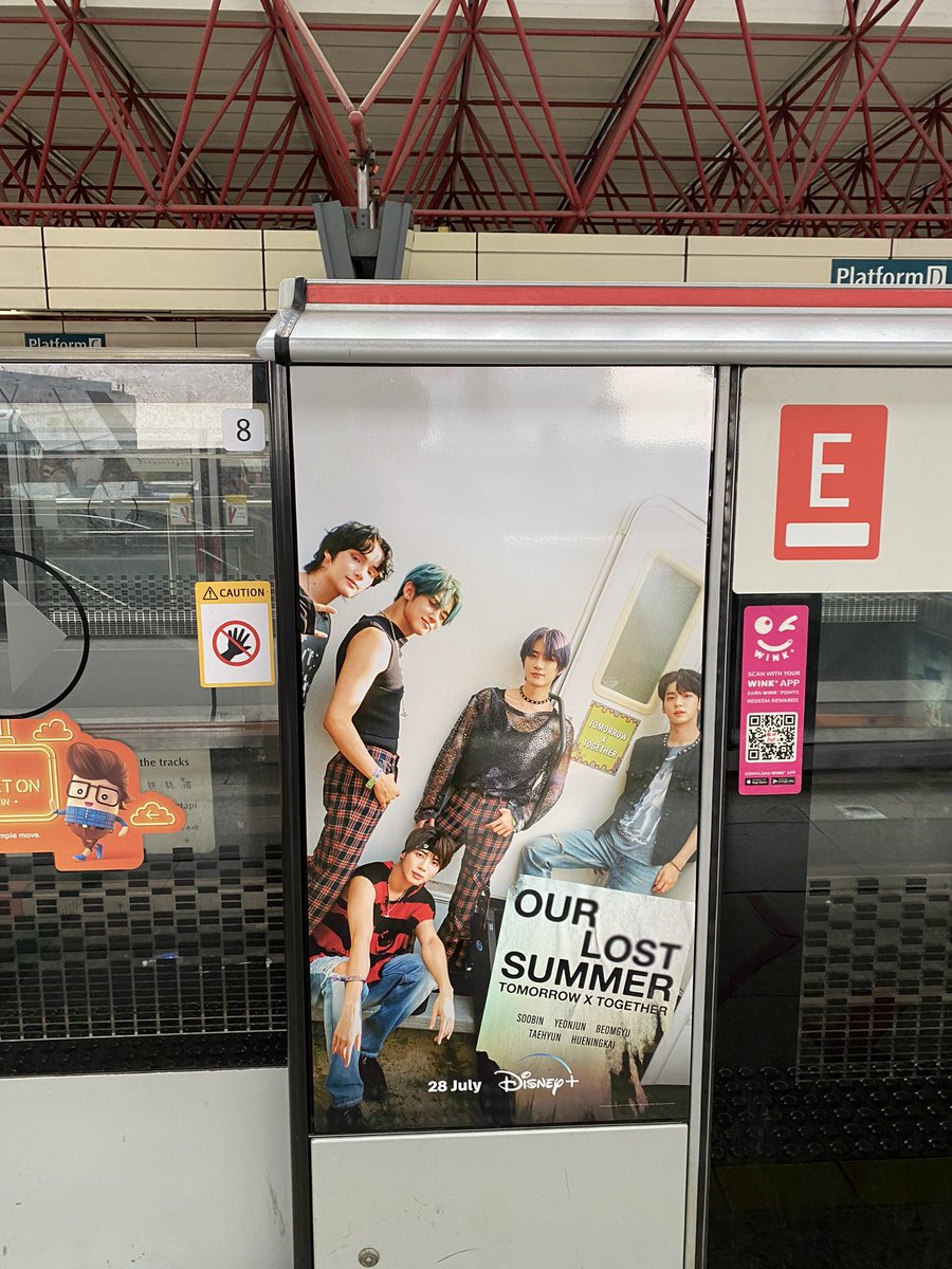 omg txt spotted in sg?? suddenly I love taking the mrt 😭