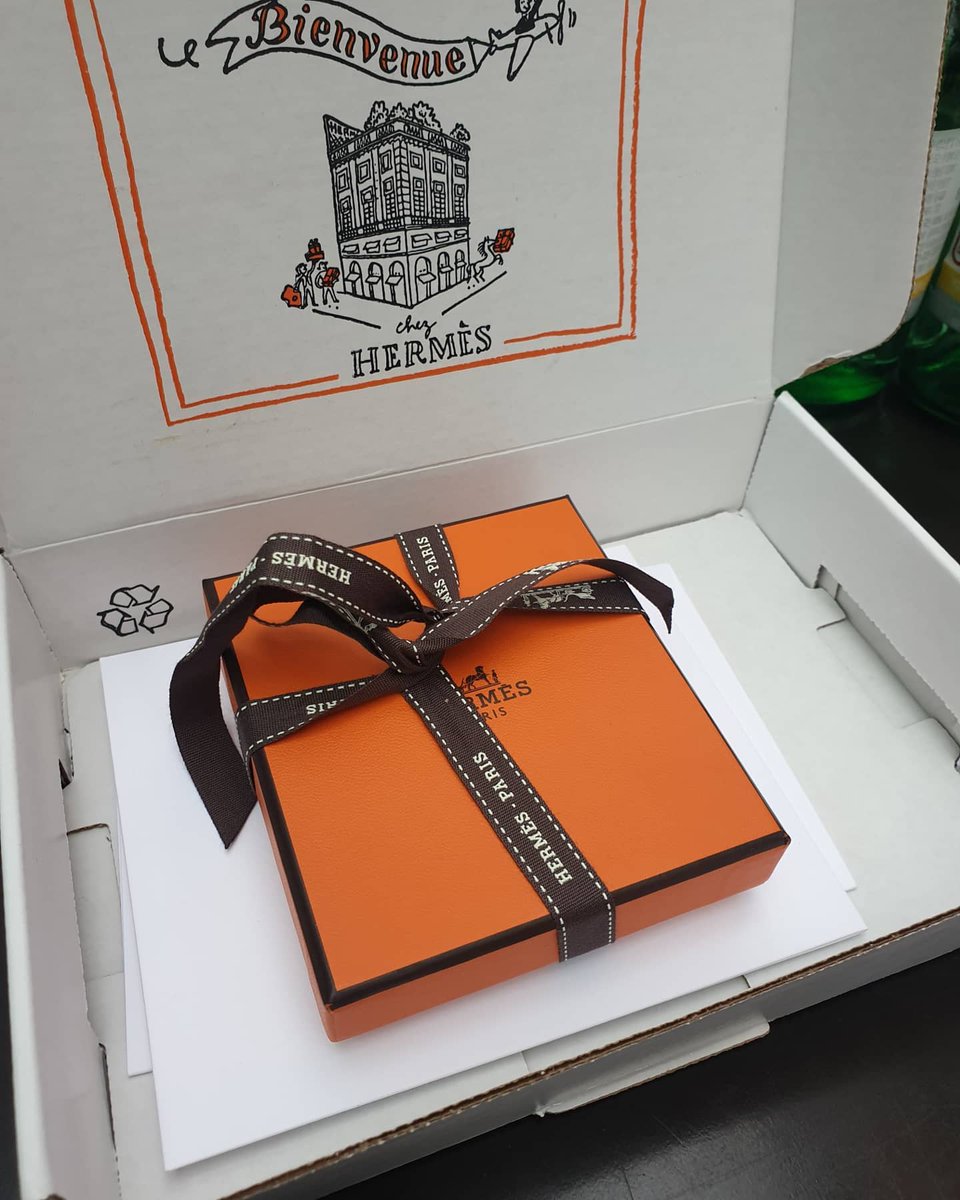 PeipeiPeiyi's tweet photo. Thanks for your gift my friend! still on processing decoration! Hope to finish it ASAP by the end of this month! #thursdaymood #decoration #Hermes https://t.co/441wYx6xI2