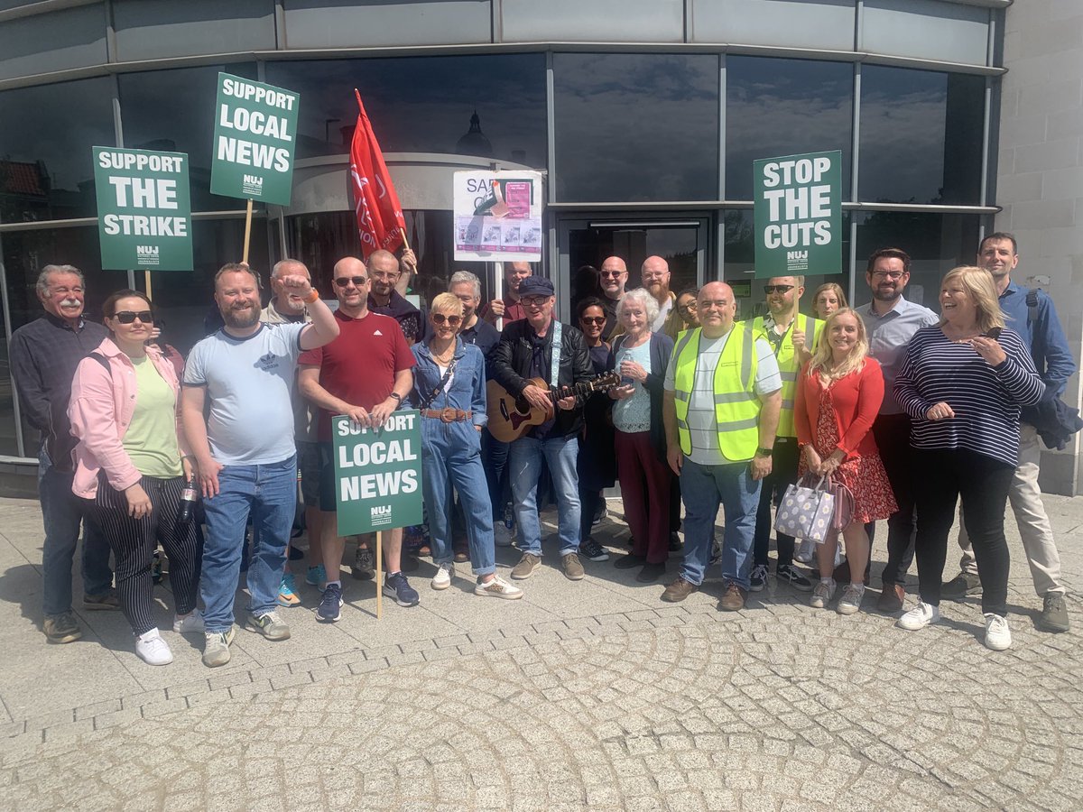 Members of ⁦<a href="/NUJofficial/">NUJ</a>⁩ on the picket line outside the BBC in Hull protesting at cuts to BBC Local Radio. 
#KeepBBCLocalRadioLocal