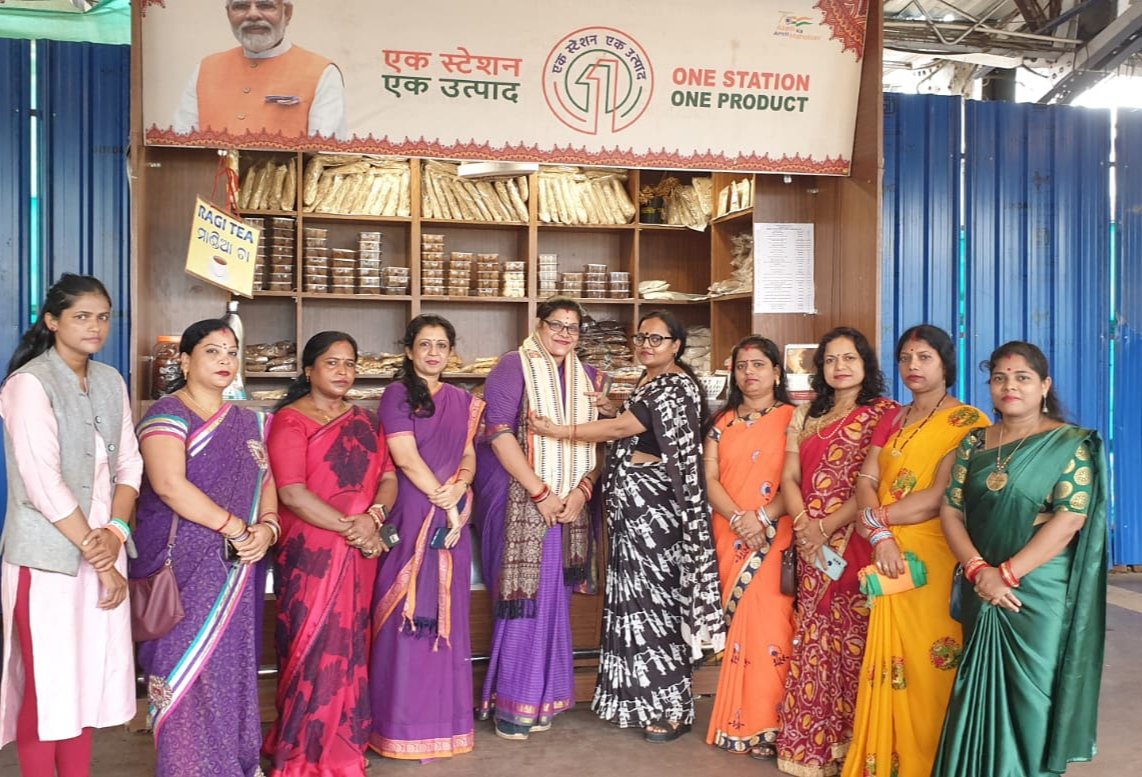 mishra_kasturi's tweet photo. Celebrated Millet Month today by felicitating young entrepreneur of our Party Smt Manasi Ray.Also tasted testy millet snacks and tea.
#MMForMillets https://t.co/E6kFQHd1LW