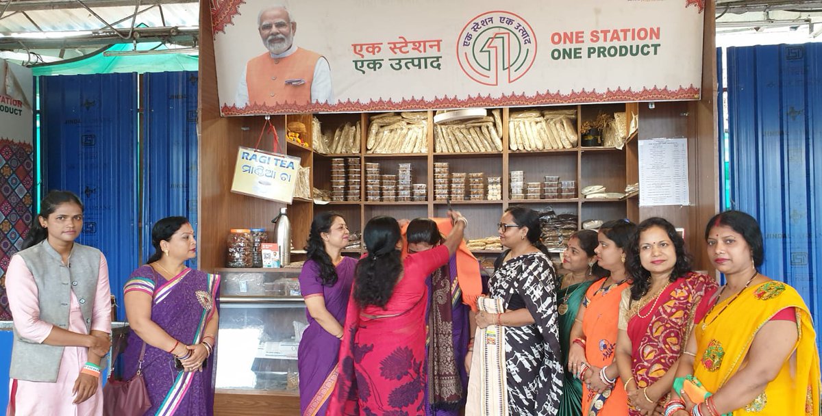 mishra_kasturi's tweet photo. Celebrated Millet Month today by felicitating young entrepreneur of our Party Smt Manasi Ray.Also tasted testy millet snacks and tea.
#MMForMillets https://t.co/E6kFQHd1LW