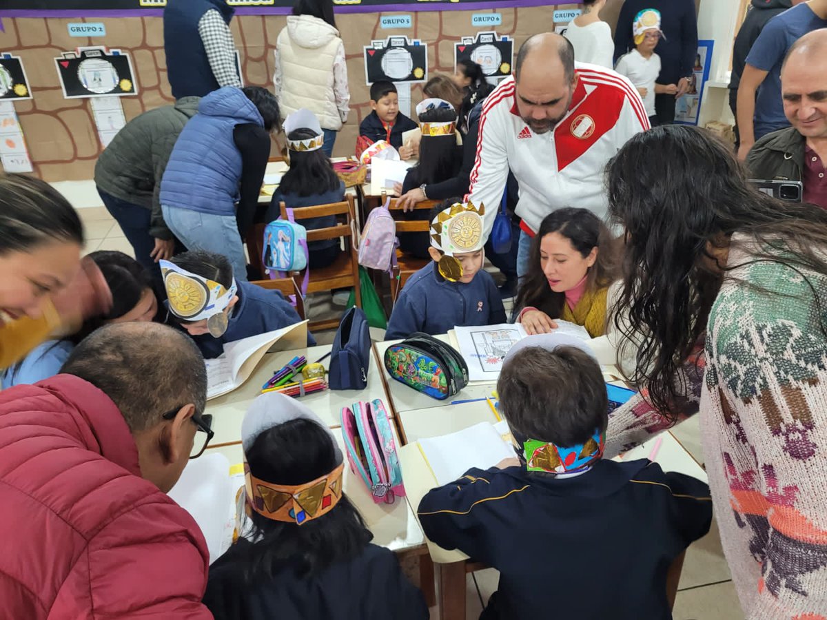 juarevalop's tweet photo. Un día de puertas abiertas y alegría compartida entre estudiantes y familias. Celebración del aprendizaje del Proyecto de Historia y Ciudadanía. Caminando con #ABP acompañados por @CampusTrilema. #SantaAngela #Trilema #TrilemaPeru https://t.co/kMVZHDXez8