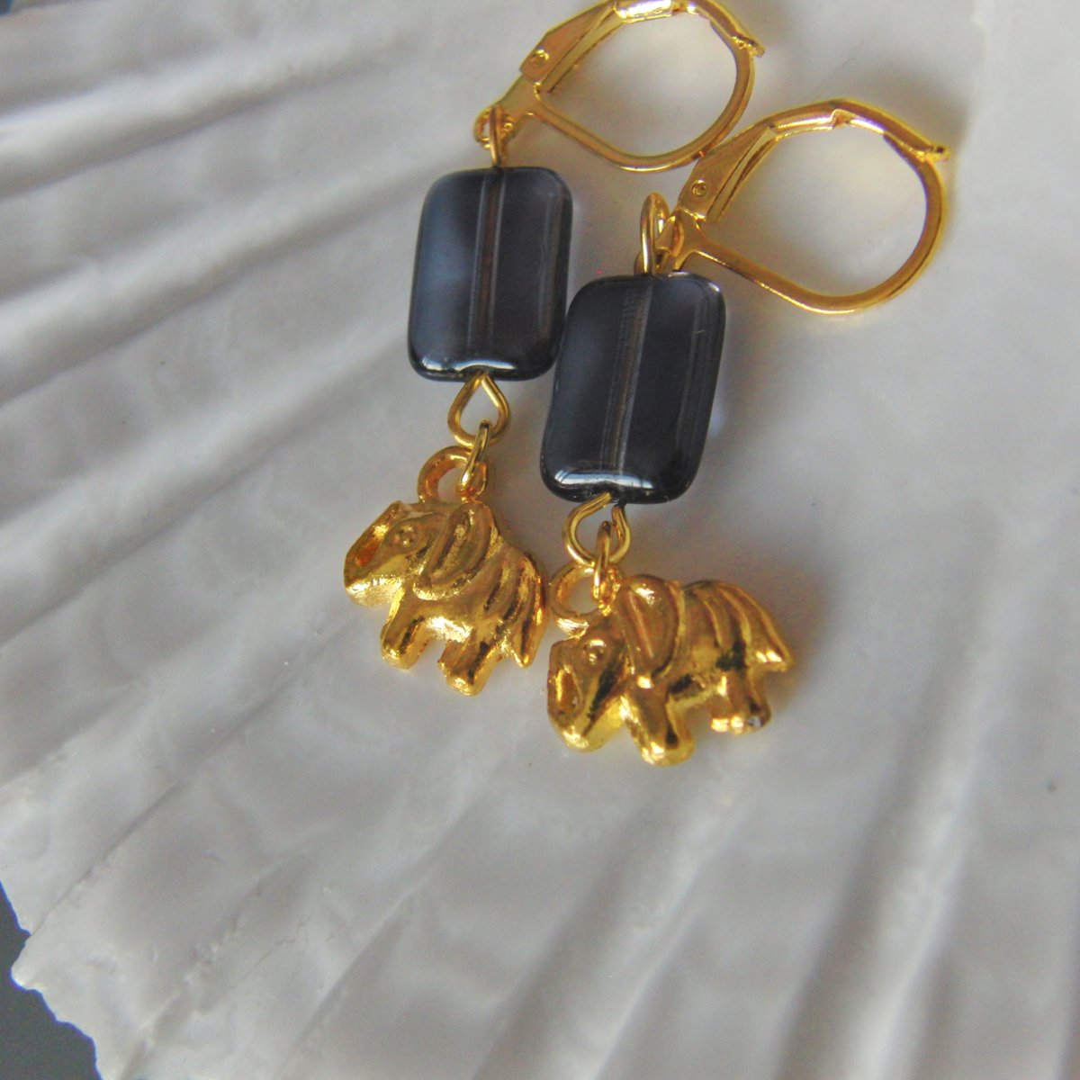 These cute Navy Rectangular Bead Earrings with a Gold Elephant Charm would make an ideal gift for any Elephant lover that you know. They cost £9 + P&P & they can be posted to you today. folksy.com/items/8157883-… #newonfolksy #folksy365 #oswestryjewel #elephantearrings #giftforher