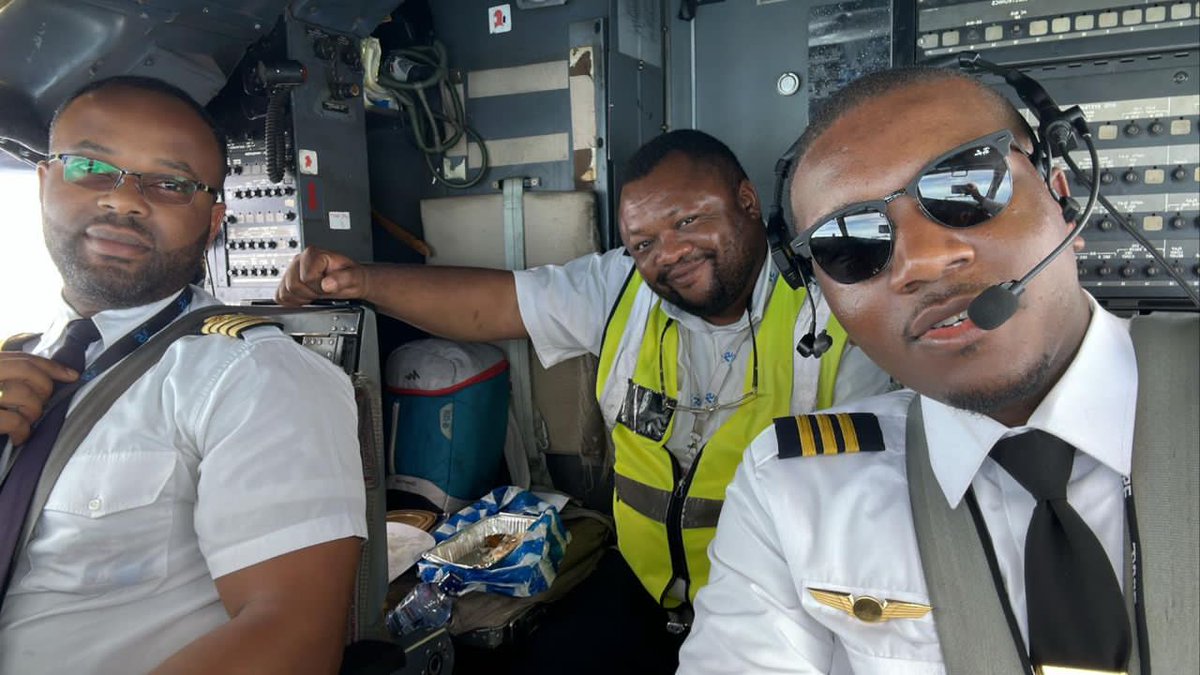 BZahinda's tweet photo. #RDCongo voici les deux héros De Servair qui ont évité une catastrophe à l'aéroport de N'djili après avoir constaté que le pneu numéro 3 a éclaté au décollage de Goma.Cmdt Micheal kiboko et le copi jean Philippe Bila font atterrir l'avion sans heurt à kin m,l'aero en panique.
NB https://t.co/y7ooe77G03