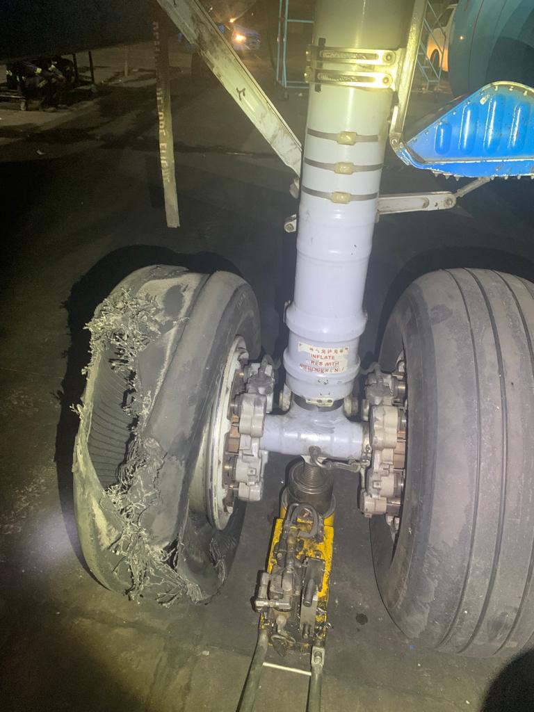BZahinda's tweet photo. #RDCongo voici les deux héros De Servair qui ont évité une catastrophe à l'aéroport de N'djili après avoir constaté que le pneu numéro 3 a éclaté au décollage de Goma.Cmdt Micheal kiboko et le copi jean Philippe Bila font atterrir l'avion sans heurt à kin m,l'aero en panique.
NB https://t.co/y7ooe77G03