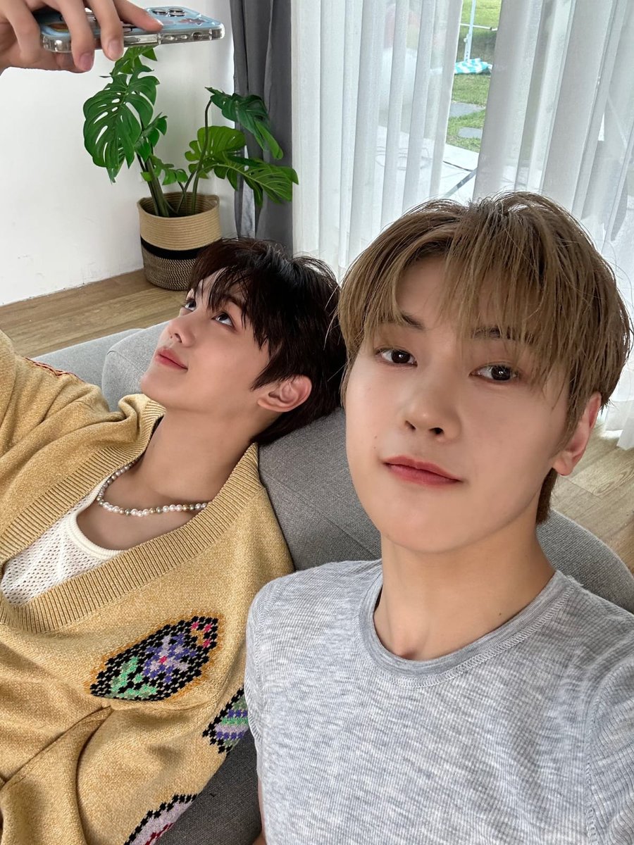 lipiuuuu's tweet photo. BRUHHHH???? EH gyuvin ditunggu selcanya ya sayang https://t.co/jelzr1pcLj