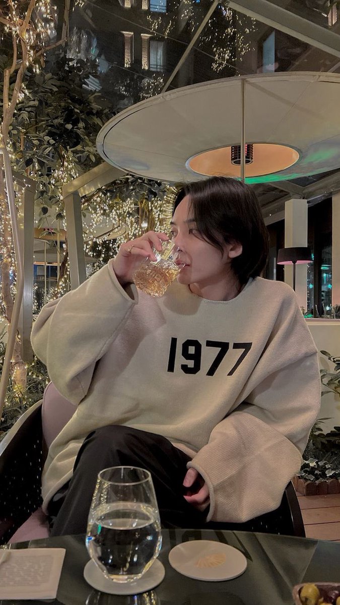 kleechoi's tweet photo. jeongcheol / coupshan au

“Han itu… kesayangan saya. Walaupun dia langit, dan saya tanahnya” — seungcheol

“Chel itu cintanya aku!! Pokoknya kalau nggak sama cheol aku gak mau!!!” — jeonghan

dunia sayang mereka, tapi tidak dengan manusia di dalamnya. https://t.co/1CBxaTuAZA
