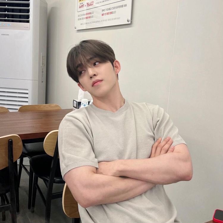 kleechoi's tweet photo. jeongcheol / coupshan au

“Han itu… kesayangan saya. Walaupun dia langit, dan saya tanahnya” — seungcheol

“Chel itu cintanya aku!! Pokoknya kalau nggak sama cheol aku gak mau!!!” — jeonghan

dunia sayang mereka, tapi tidak dengan manusia di dalamnya. https://t.co/1CBxaTuAZA