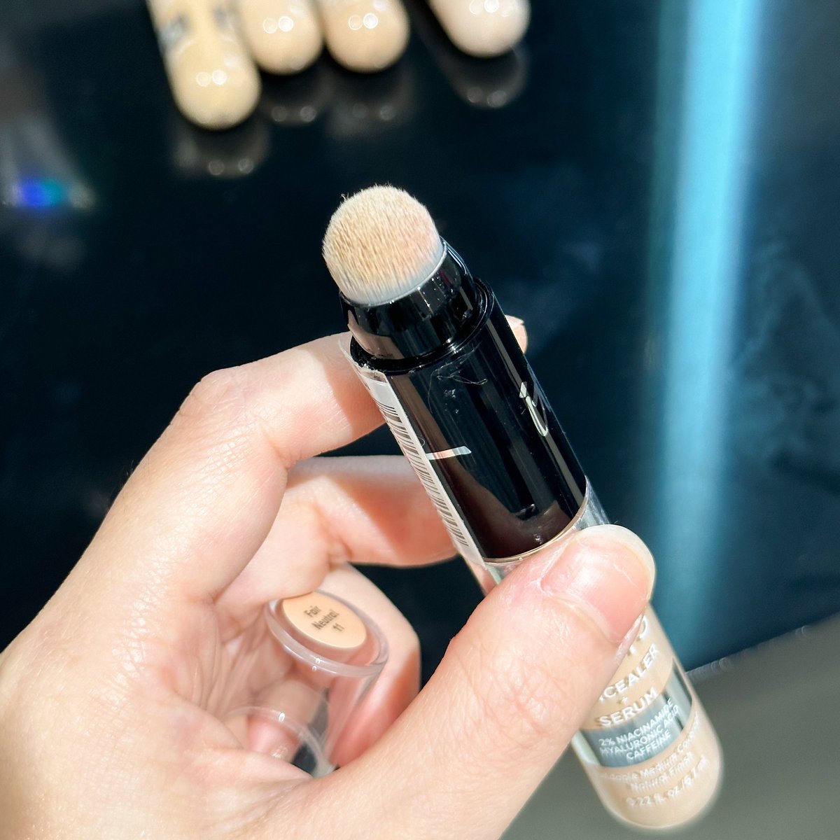 คอนซีลเลอร์อะไรเอ่ย มี 2% niacinamide, hya, caffeine คือไรร สกินแคร์บ้อ แล้วเนื้อดีมากกกกก เหลว ชุ่มชื้น บางแต่ปกปิด ลงแล้วแห้งแมทแนบผิว งง แปรงที่ให้มาก็ดี เกลี่ยได้กริบ ชอบจนต้องไปจัด best concealer ใหม่ละมั้ง😂