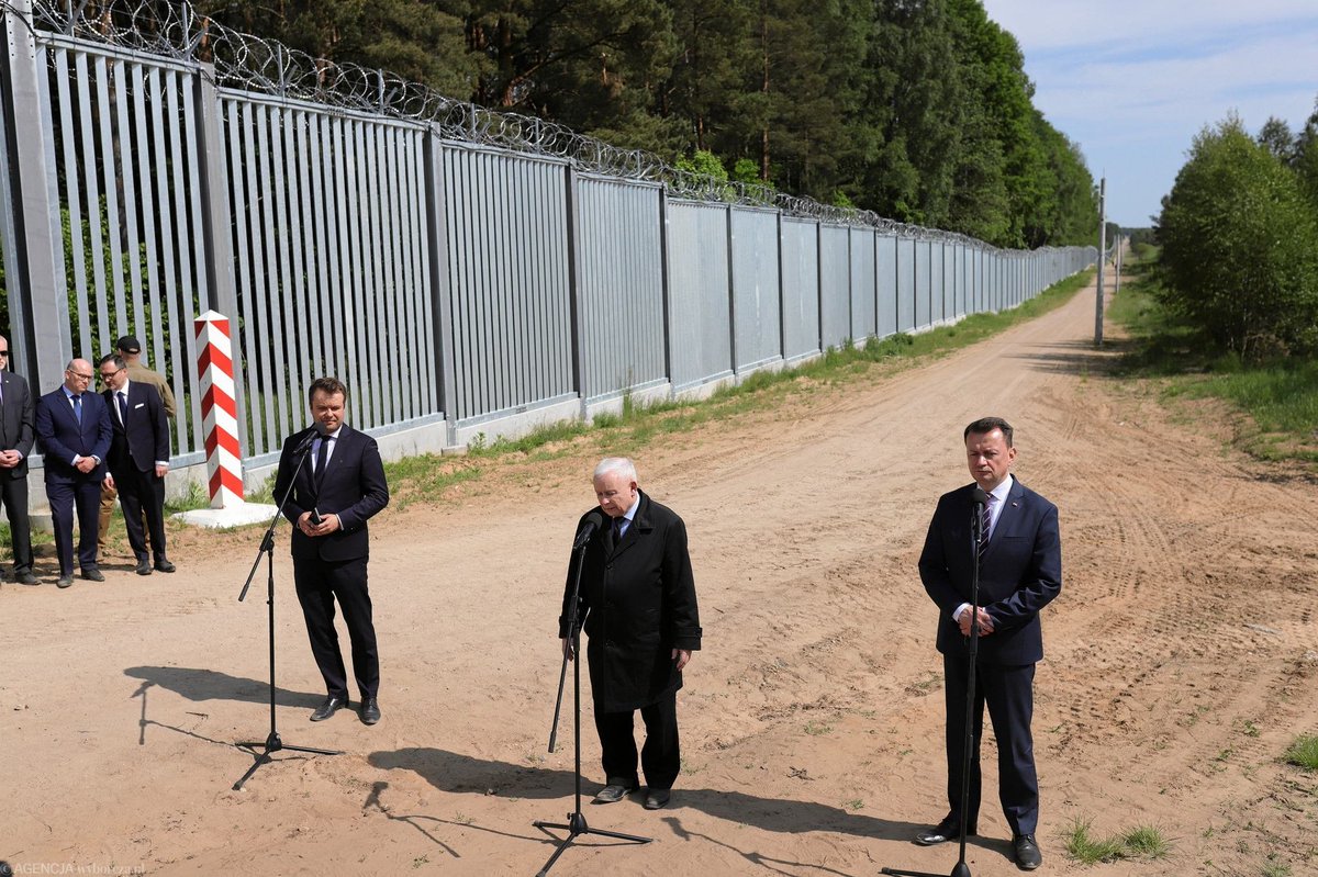 katzyna's tweet photo. This photo by Grzegorz Dąbrowski represents to me the cruelty and ineptitude of small men in power today. #BorderWalls https://t.co/ai4ssozkJp https://t.co/dHsNPT4r9K