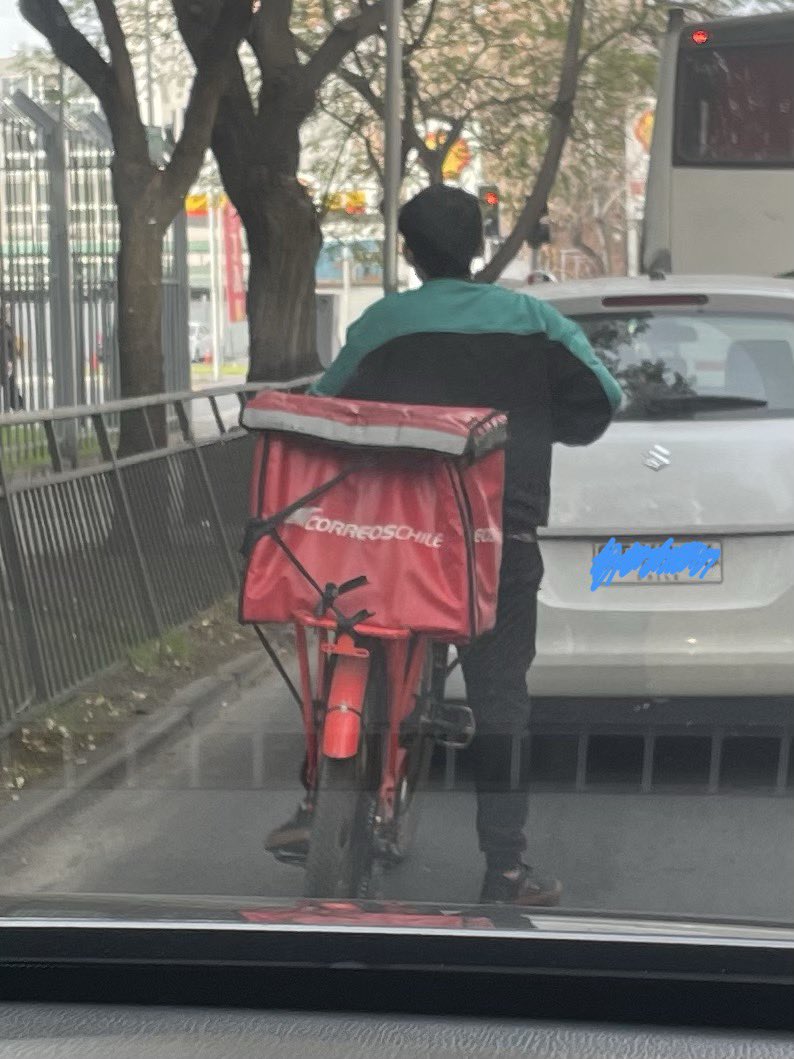 fuentescorp's tweet photo. @correoschile así tienen trabajando a sus colaboradores?, donde está el casco, el chaleco reflectante, luces y el uniforme corporativo? @GobiernodeChile https://t.co/IRfLzfVI1T