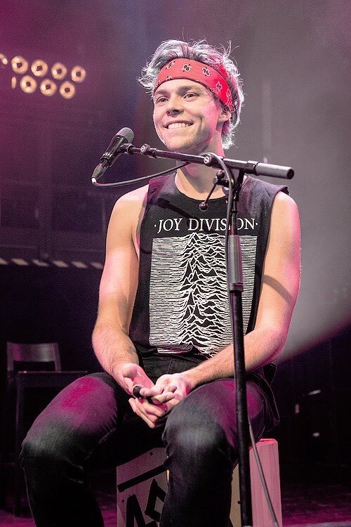 Tha5SOSFamily's tweet photo. Ashton stans are so sensitive i could just… https://t.co/KERTuqzoJw