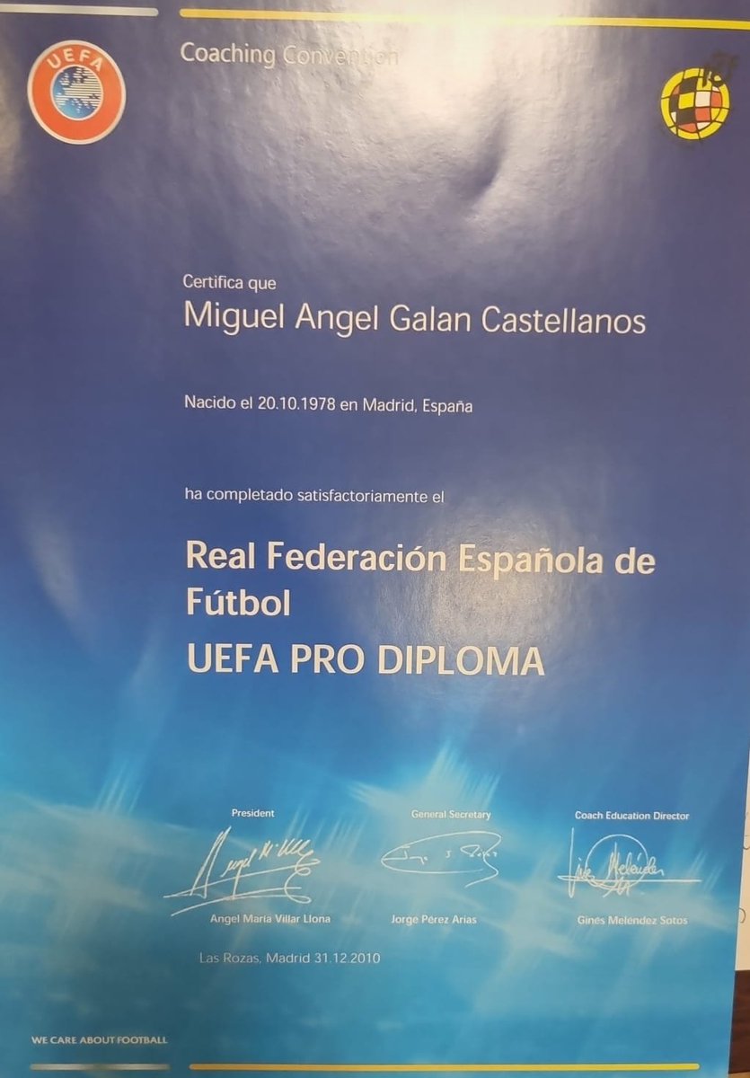 MiguelGalanCNFE's tweet image. Quiero informar a los alumnos que hacen engañados el UEFA C, B y A, que nunca podrán obtener el UEFA PRO y por tanto no podran entrenar en 2RFEF, 1RFEF, Segunda y Primera división ni en España ni en el extranjero. 

Esto se debe a que la @rfef sólo convoca 22 plazas al año para…