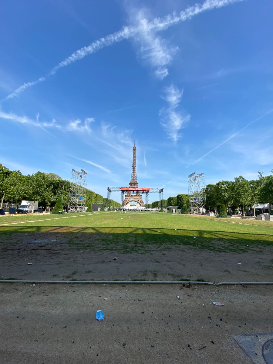 ❌️Avec la complicité des <a href="/EELV_Paris/">Les Écologistes - EELV Paris</a> la Mairie de #Paris poursuit la commercialisation du #ChampdeMars. Après sa privatisation totale en juin, le site subira en septembre un défilé de mode. L’espace public : variable d’ajustement budgétaire d’une mairie idéologiquement exsangue