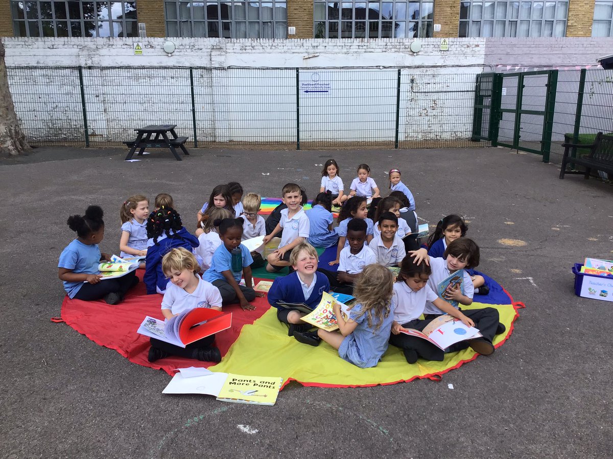 sadieconnie5's tweet photo. Sky Class have worked so hard this term to fill up their token jar, our treat was a teddy bears reading picnic! 📕🦉☀️🍉 @ShacklewellE8 https://t.co/hhKJsBpmqb