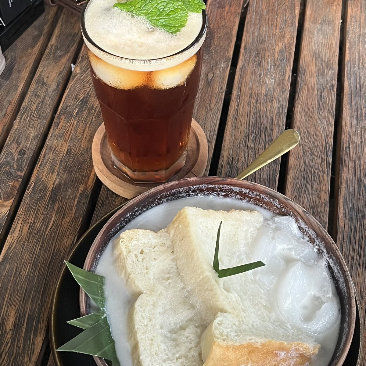 queerisy's tweet photo. menemukan cafe yang ambiencenya nyaman di jakarta selatan, cuma 8 menit dari blok M plaza. 

buat ngobrol santai sama temen pas banget, ga terlalu berisik. makanannya juga enak-enak! apalagi pepes roti &amp; ayam kemangi ♡ nama tempatnya: LTG by esterakyat. https://t.co/VxZHsXMBMl