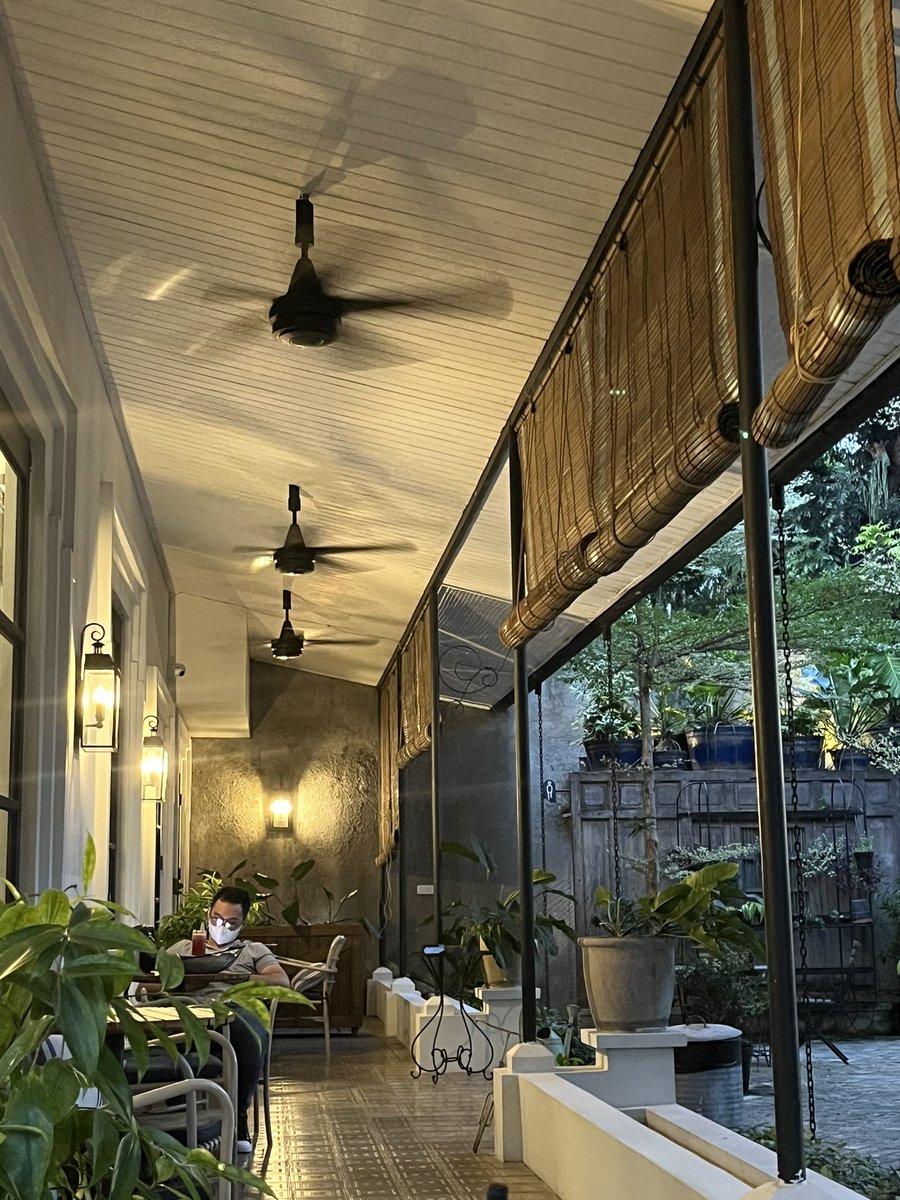 queerisy's tweet photo. menemukan cafe yang ambiencenya nyaman di jakarta selatan, cuma 8 menit dari blok M plaza. 

buat ngobrol santai sama temen pas banget, ga terlalu berisik. makanannya juga enak-enak! apalagi pepes roti &amp; ayam kemangi ♡ nama tempatnya: LTG by esterakyat. https://t.co/VxZHsXMBMl