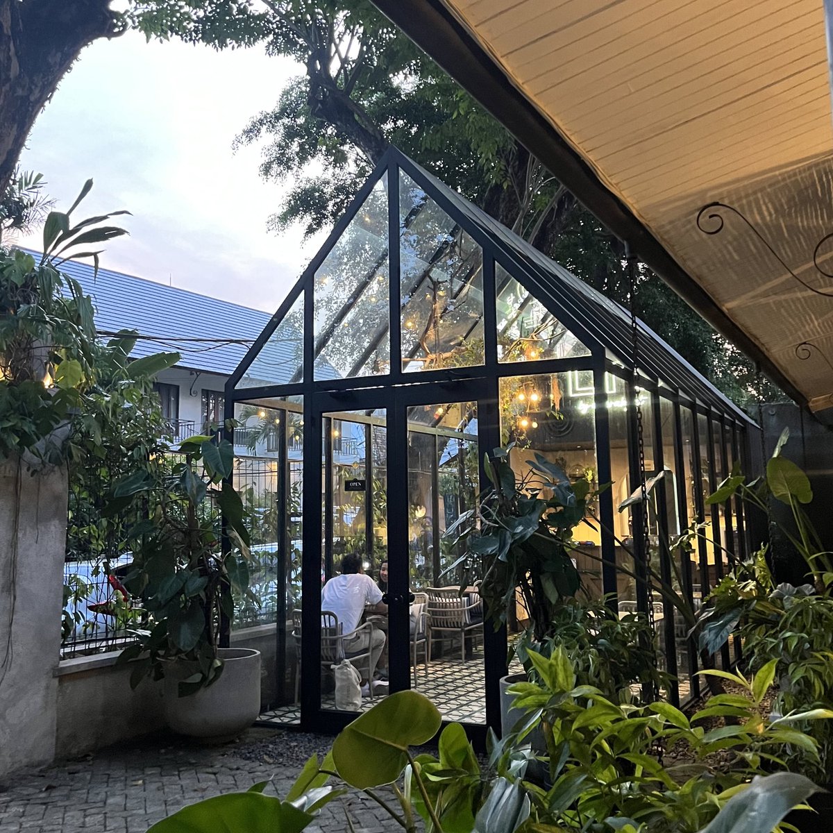 queerisy's tweet photo. menemukan cafe yang ambiencenya nyaman di jakarta selatan, cuma 8 menit dari blok M plaza. 

buat ngobrol santai sama temen pas banget, ga terlalu berisik. makanannya juga enak-enak! apalagi pepes roti &amp; ayam kemangi ♡ nama tempatnya: LTG by esterakyat. https://t.co/VxZHsXMBMl