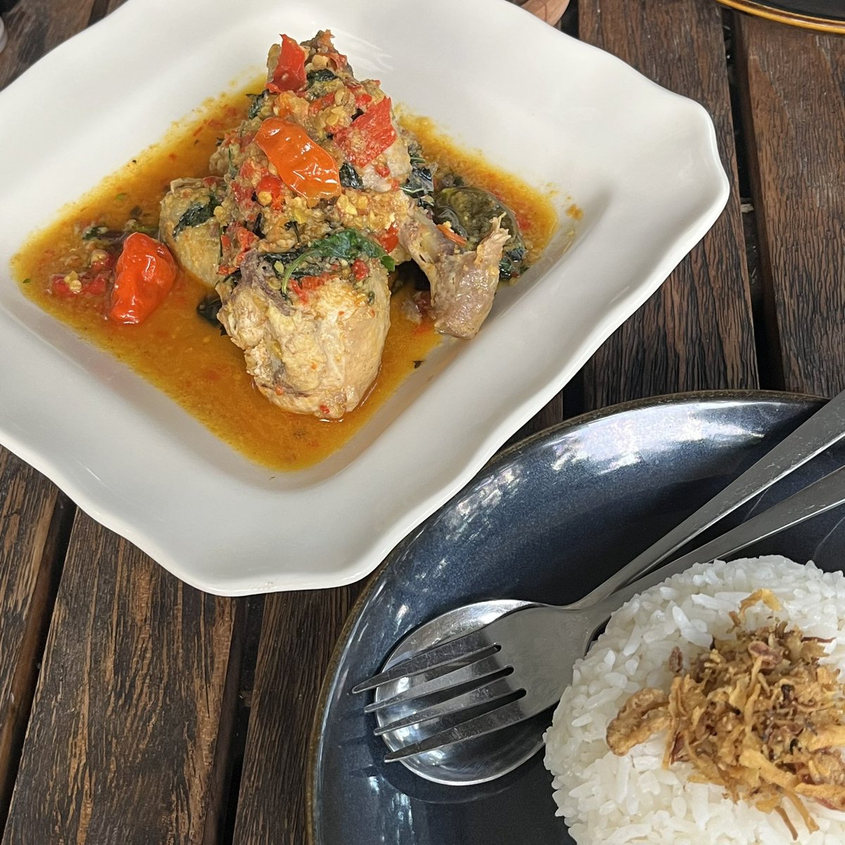 queerisy's tweet photo. menemukan cafe yang ambiencenya nyaman di jakarta selatan, cuma 8 menit dari blok M plaza. 

buat ngobrol santai sama temen pas banget, ga terlalu berisik. makanannya juga enak-enak! apalagi pepes roti &amp; ayam kemangi ♡ nama tempatnya: LTG by esterakyat. https://t.co/VxZHsXMBMl