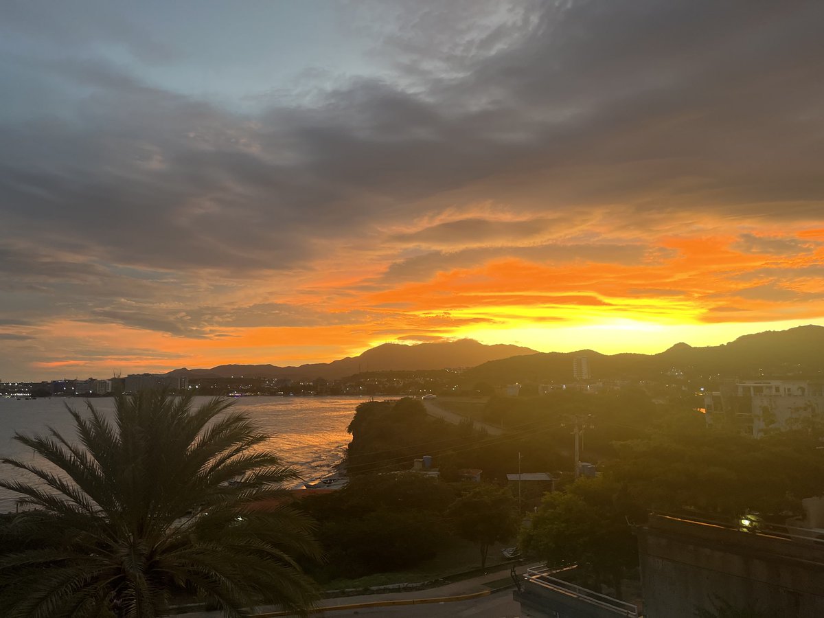 mariaan30353549's tweet photo. Contemplando este bello atardecer. Foto tomada ayer 19 de julio de 2023. #paisajes #bahias #exteriores #pampatar #islademargarita #Venezuela https://t.co/gpiw9bNpDM