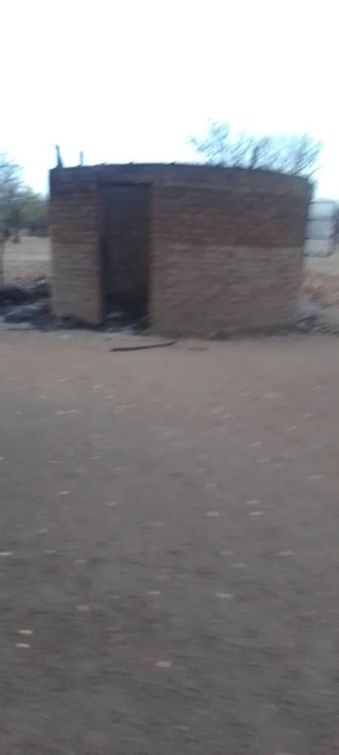 RaleTihlonews's tweet image. Attention Another political Violence in Chiredzi.Last nyt a hut of a CCC supporter in ward 6 in Mungoni was burnt. The owner is called Bhezhee or Jacito who is the compaign manager of a CCC councilor called Hapious Chikhutu. A day ago Satan's house in ward 7 was burnt down.