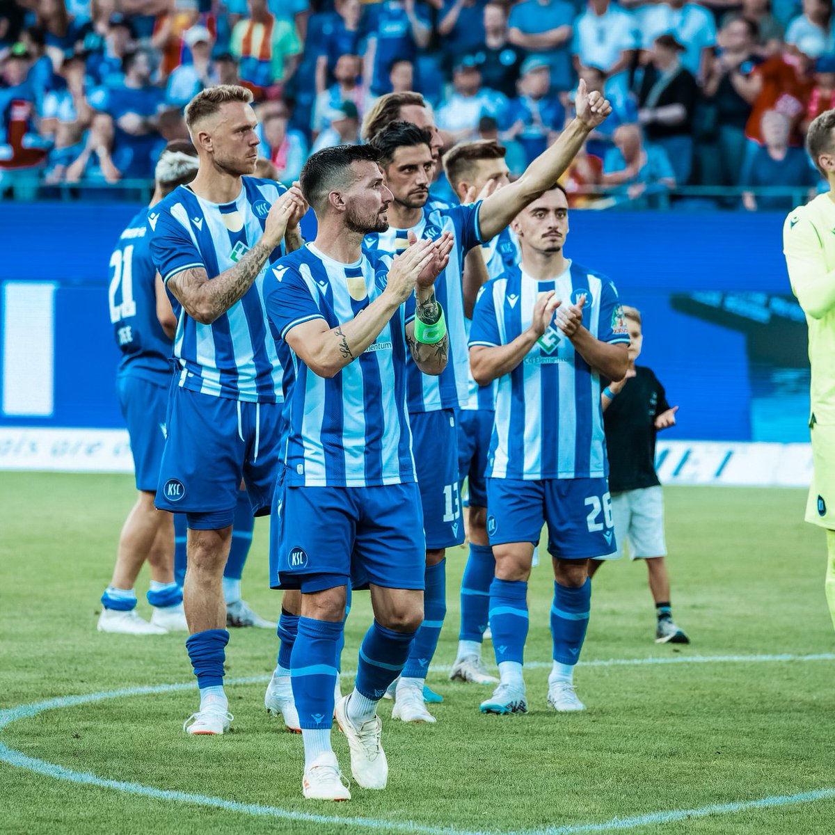 KarlsruherSC's tweet photo. Was für ein Tag! 💙 🤍

In unserer Bildergalerie lassen wir das gestrige Erlebnis mit den besten Fotos noch einmal Revue passieren. 📸

🖼️ ➡️ https://t.co/L1n50KJPzn

#KSCmeineHeimat #KSCLFC https://t.co/ygfVBXbM1u