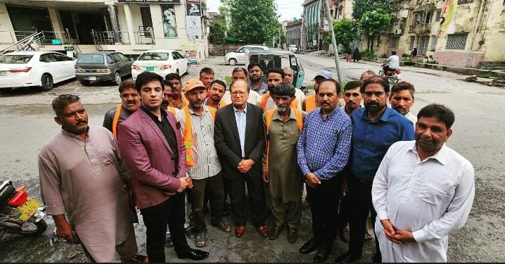 108 sanitary workers of Municipal Corporation Sialkot met NCHR's Member Minorities @manzoor_masih5 to express gratitude for NCHR's instrumental role in securing their recent regularisation. NCHR remains committed to upholding #MinorityRights #AqliyatonKayHuqooq @RabiyaJaveri