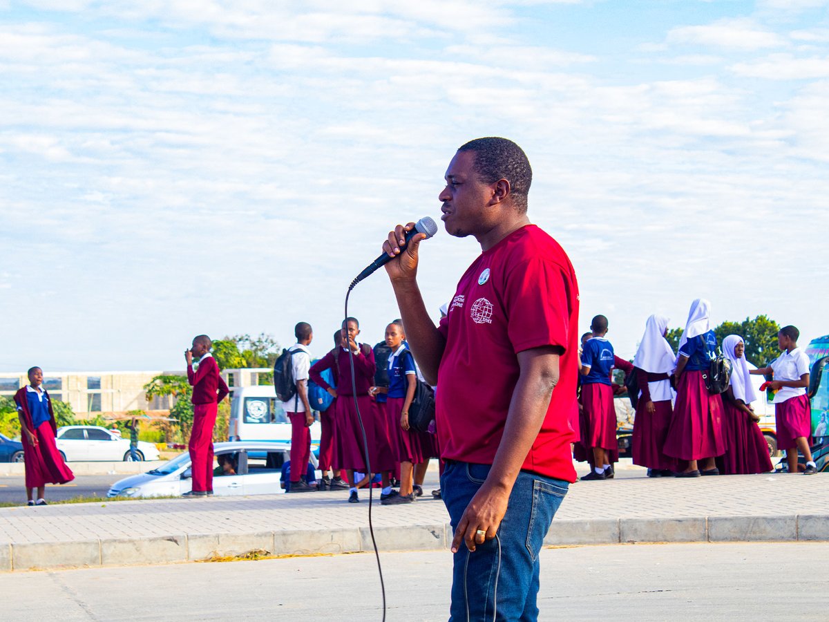 Tanahut1's tweet photo. Shirika la @DmiHope kwa kushirikiana na @tanzaniarelief2 wameweza kuaandaa mjadala wa wazi wa kuelimisha umma juu biashara ya usafirishaji haramu nchini kuelekea kilele cha siku ya kupambana na tatizo hili-30/07
Tukio hili limefanyika eneo la Kibamba Shule. #EndHumanTrafficking https://t.co/HtJXN20Tzt