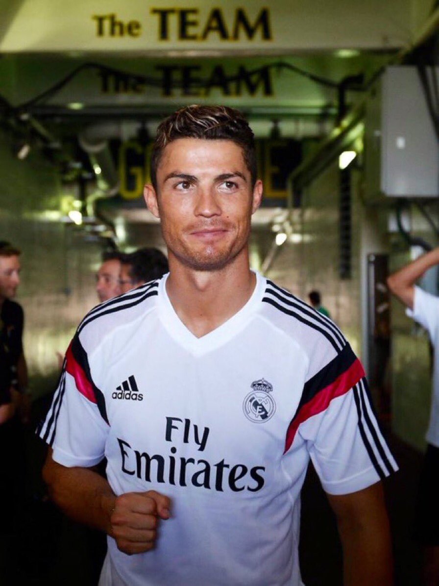 ESnomanu's tweet photo. 20 de Julio del año 2014. El Madrid llegaba a Los Ángeles. Ponías Deportes Cuatro para ver a Cristiano subido a un carrito de golf. Horas más tarde te levantabas para verle jugar a las 04:00 de la mañana. Éramos felices. https://t.co/0iRci6bQzI