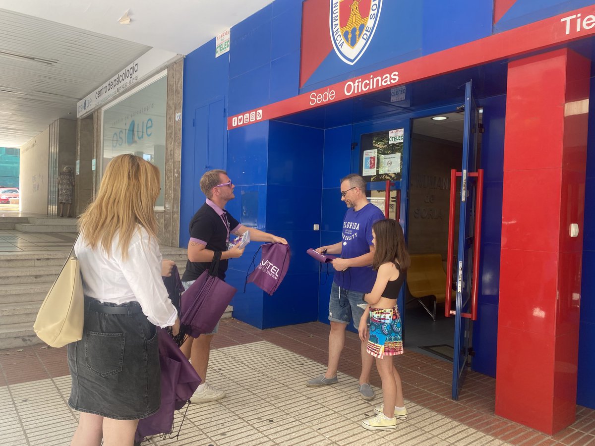 cdnumancia's tweet photo. Aprovechando el comienzo de nuestra campaña de abonados, nuestros amigos y patrocinadores de @AvatelTelecom se han puesto a repartir regalos a nuestros aficionados 😍
Acércate a nuestras oficinas y llévate el tuyo 🏃🏻♂️💨
#Patrocinadores
#Avatel https://t.co/Gsa359LCpN