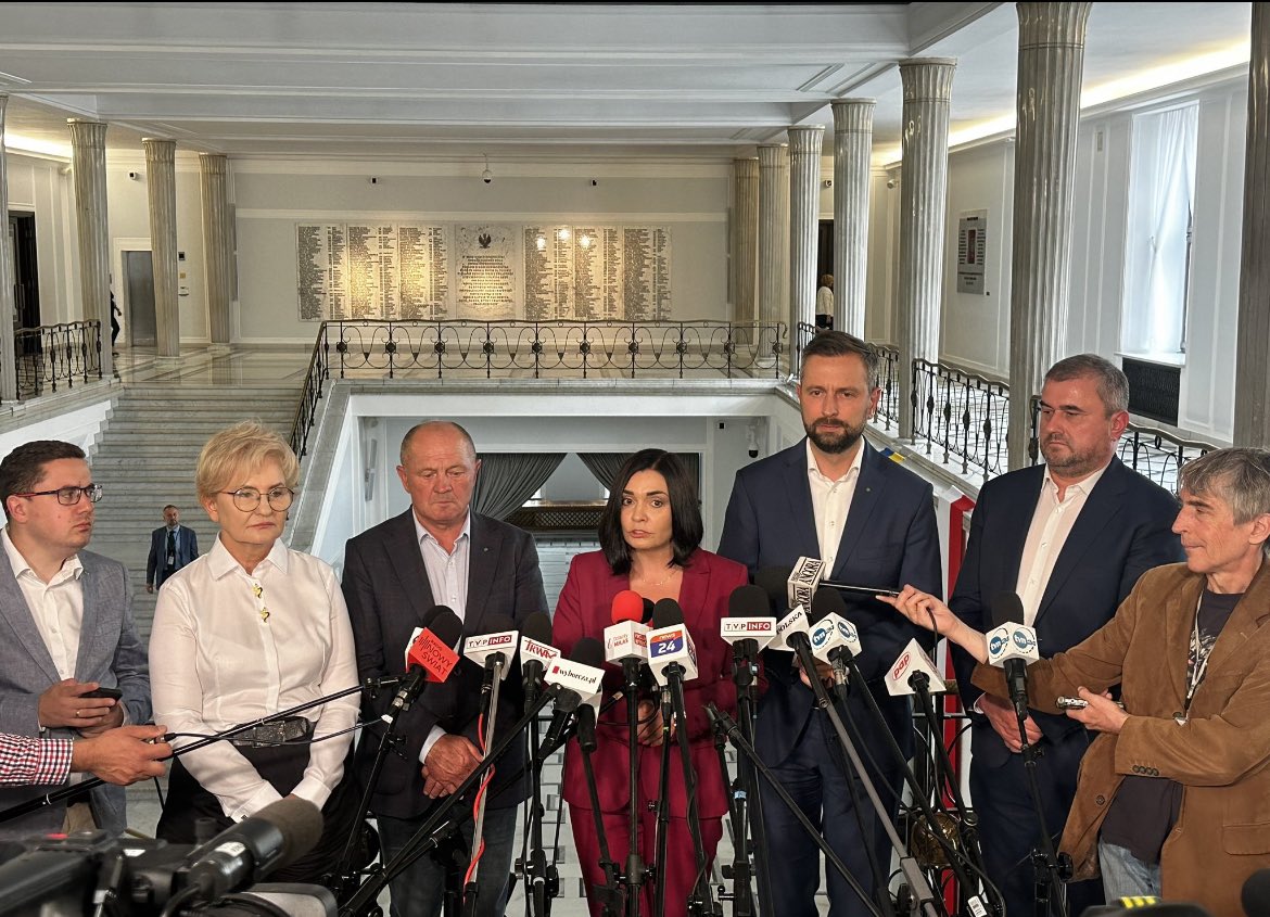 Wspólnie z posłankami <a href="/Porozumienie__/">Porozumienie dla Demokracji</a> : <a href="/MagdalenaSroka/">Magdalena Sroka</a> i <a href="/IwonaMichalek/">Iwona M</a> przystąpiliśmy do klubu <a href="/Koalicja_PL/">Koalicja Polska</a> ! Łączą nas wspólne poglądy na gospodarkę, samorząd, edukację, służbę zdrowia.
Budujemy środowisko, które chce zmieniać Polskę! 🇵🇱💪