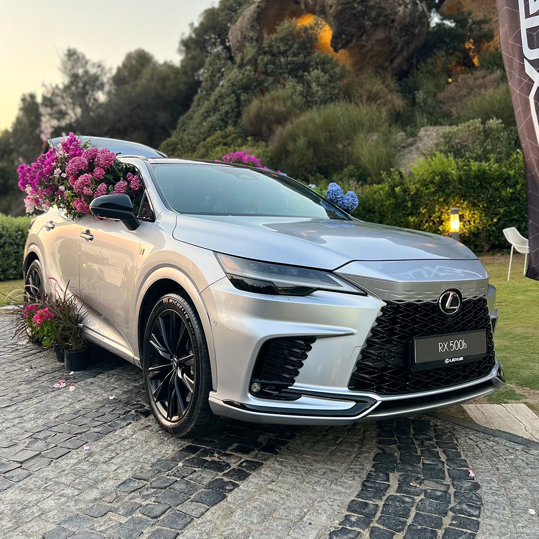 LexusTurkiye's tweet photo. Deniz, kum, güneş ve Lexus! #ElleSummerWeekend ile Bodrum’da birbirinden değerli misafirlerimizi ağırladık ve unutulmaz anlara imza attık. https://t.co/VuiuCjMGEX