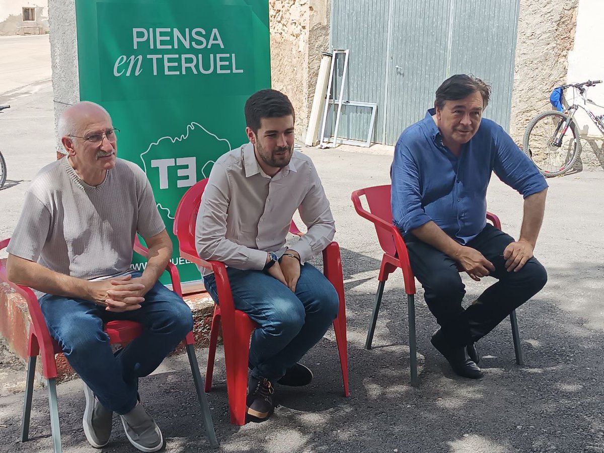 jiloca_existe's tweet photo. Hoy los de #Cosa están que no caben en su camisa de orgullo: alcalde, diputado autonómico y candidatos al Congreso de #TeruelExiste, acompañados por el diputado provincial.
Mucho abrazo por el #Jiloca 😍 @diegolg22 
Seguimos la ruta por Burbáguena, Luco y a las 18.30 Calamocha! https://t.co/WkbIiK2raN