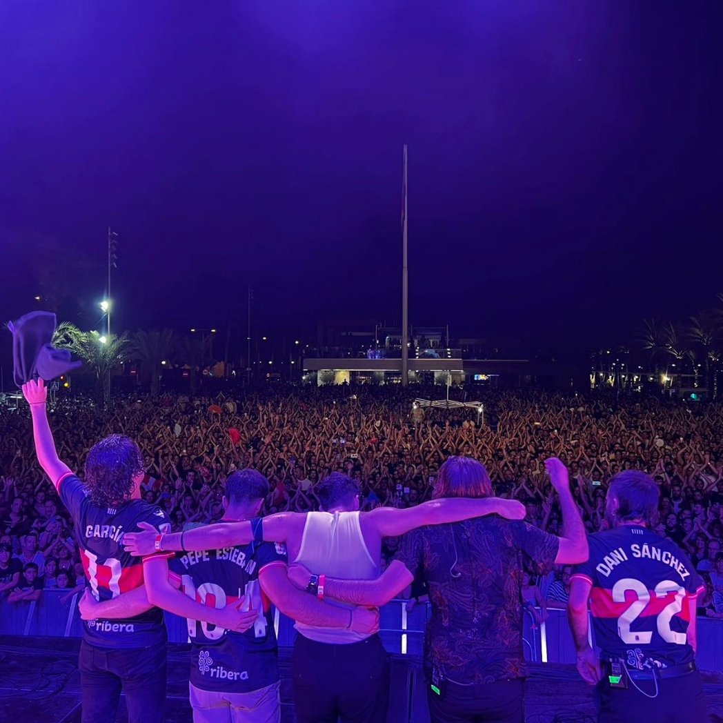 10000 GRACIAS.

Nos hemos criado entre los juncos y el puerto, en la alameda, en el sindicato, en San Ginés y en Los Mateos.

Tantos años de jugar, crecer, y hacer música en las calles de Cartagena acabaron aquí.

Junto al mar.

De donde venimos.

@lamardemusicas