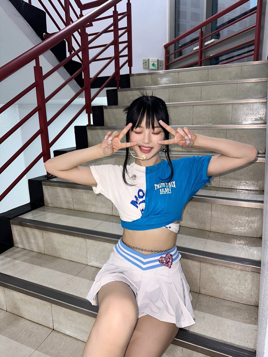 NewJeans_twt's tweet photo. 버니즈~~~ 오늘 좋은 하루를 보냈어요?? 💙💙 cool with u… 너무 너무 멋있죠??? 나도보면서 입이 안 닫혔어요ㅎㅎㅎ 
make sure u all sleep or rest well and I’ll see u all tomorrow ⭐️ luv u~~ 💖 

#하니 #Hanni #NewJeans https://t.co/4RINcyBZTO