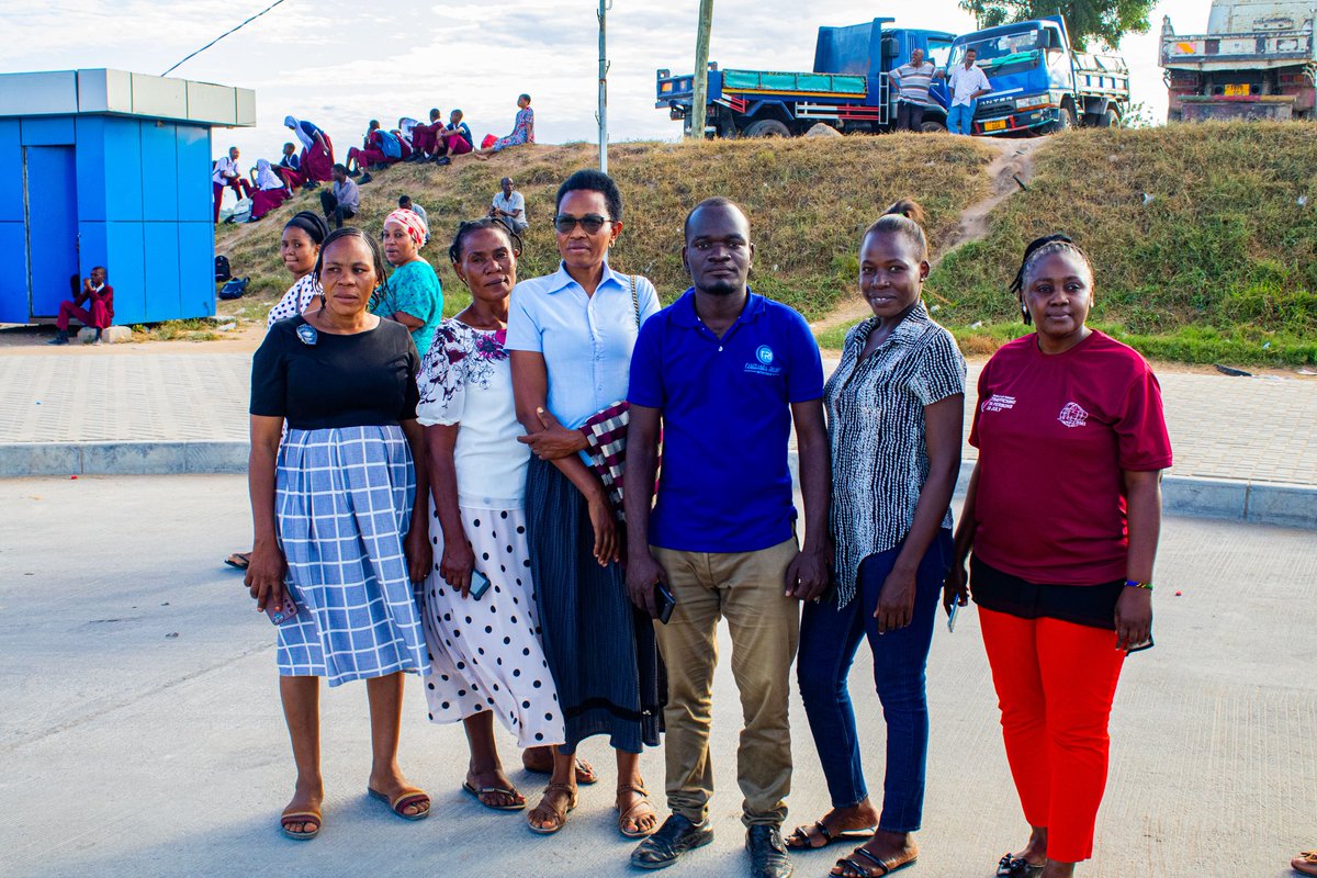 Tanahut1's tweet photo. Shirika la @DmiHope kwa kushirikiana na @tanzaniarelief2 wameweza kuaandaa mjadala wa wazi wa kuelimisha umma juu biashara ya usafirishaji haramu nchini kuelekea kilele cha siku ya kupambana na tatizo hili-30/07
Tukio hili limefanyika eneo la Kibamba Shule. #EndHumanTrafficking https://t.co/HtJXN20Tzt