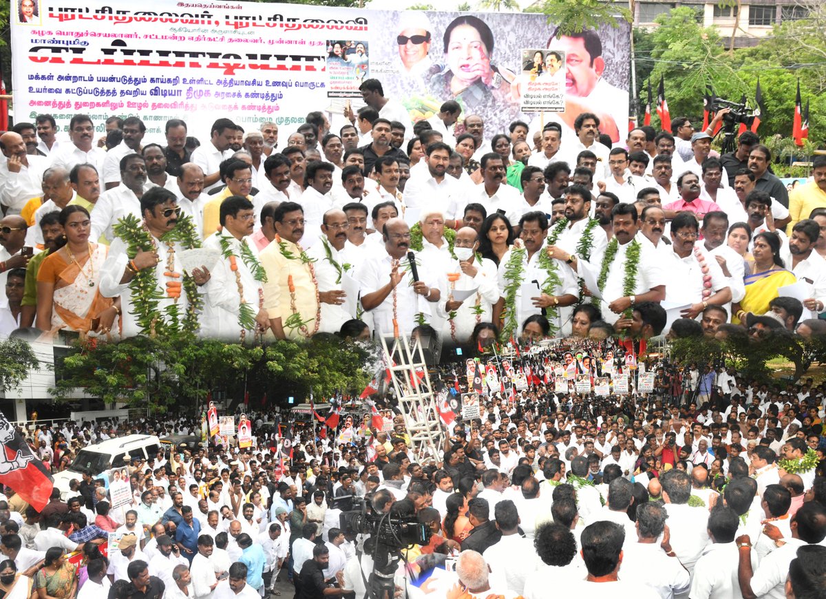 KPYesupatham's tweet photo. மக்கள் அன்றாடம் பயன்படுத்தும் அத்தியாவசிய உணவுப் பொருட்களின் #விலைவாசி_உயர்வை கட்டுப்படுத்த தவறிய விடியா #திமுக  அரசை  கண்டித்து சென்னையில் நடைபெற்ற மாபெரும் கண்டன ஆர்ப்பாட்டத்தில்  இன்று கலந்து கொண்டேன்.

@EPSTamilNadu
@AIADMKOfficial
@SPVelumanicbe https://t.co/veUeN0EShB