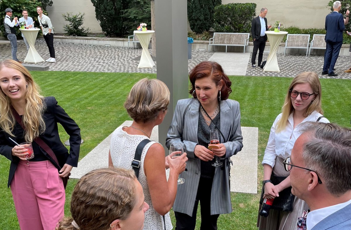 Wir gestern beim #Pride Empfang der US-Botschaft in Berlin. Ferda Ataman, Beauftragte für Antidiskriminierung, hielt eine apellierende Rede für Toleranz, Diversität &amp; der staatlichen Verantwortung die Rechte aller Menschen gleichermaßen zu schützen und zu wahren. #PrideMonth2023