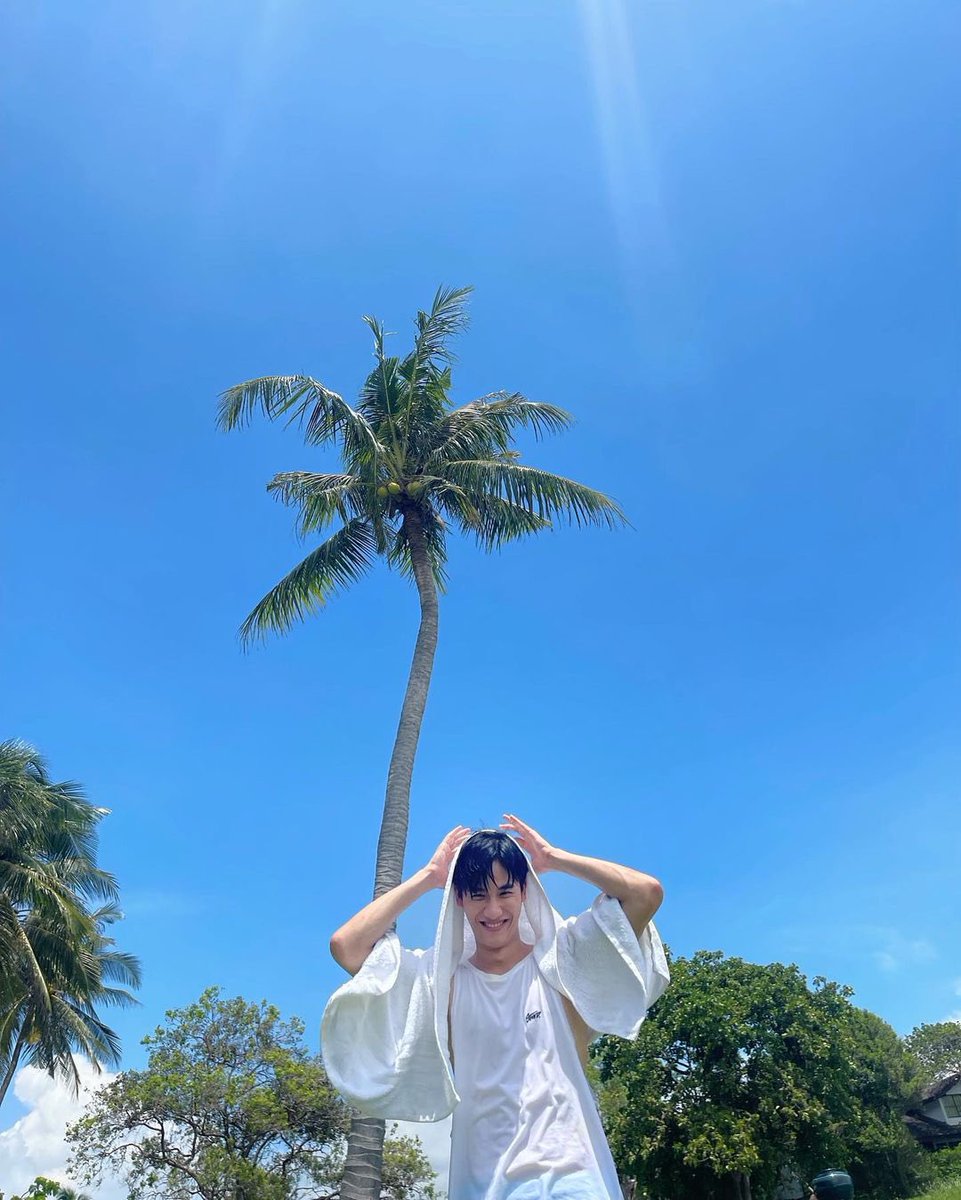 teyttawan's tweet photo. First time 32, and it’s gonna be the BEST 💙🌞🎉 https://t.co/nOGcXfUtGm
