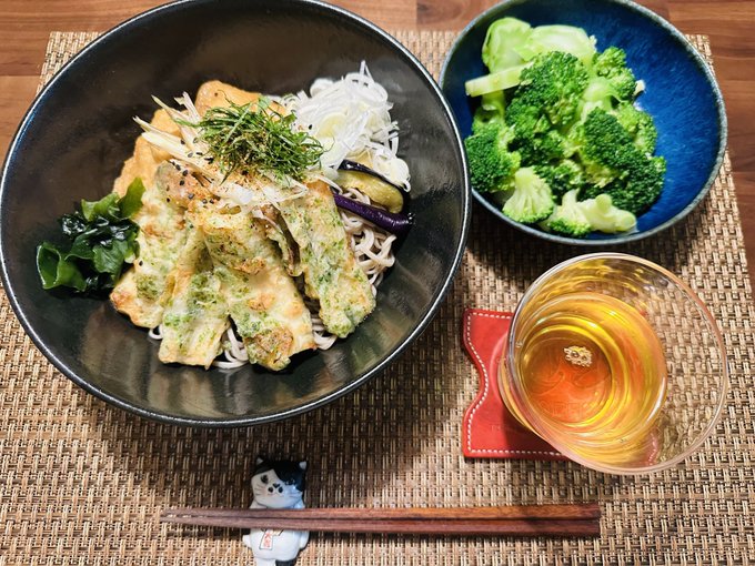 今夜は冷たい蕎麦。
具沢山で見えなくなっちゃってるけど蕎麦。
MVPはちくわ天。アオサを混ぜてカラッと。
ご馳走様でした。 