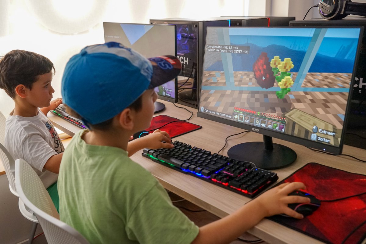 CICactualidad's tweet photo. 🤖☀️¡Nuestros peques han vuelto a disfrutar del campus de verano! Con Christian y David hemos experimentado con impresoras y bolis 3D, drones, robótica, minecraft... ¡y hemos adquirido conceptos básicos del uso del PC!

En CIC #PapiConcilia #MamiConcilia
#ESCIC #ODS #Conciliación https://t.co/ZGR5SaUr6q