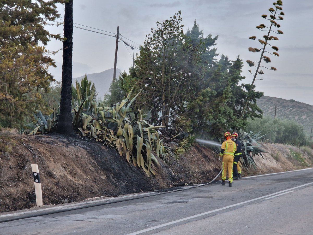 bomberosjaen's tweet photo. 🕐 06:50 
🔥🌾 Incendio de vegetación en cuneta en la carretera del Puente de la Sierra.
🚒 BRP (Unidad 5)
👨🏻‍🚒 5 efectivos https://t.co/GxxbOTReI9