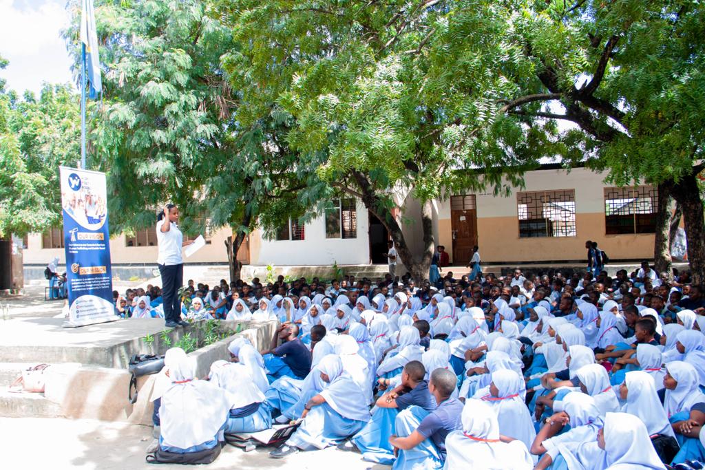 Tanahut1's tweet photo. Kuelekea maadhimisho ya siku ya kupambana na usafirishaji haramu wa binadamu, Taasisi ya Women and Youth Voice Foundation @WYVFoundation imetoa elimu juu ya usafirishaji haramu wa binadamu na ukatili wa kijinsia kwa wanafunzi wa kidato cha tatu wa Shule ya Sekondari ya Uhamiaji, https://t.co/P2xCwSOddV