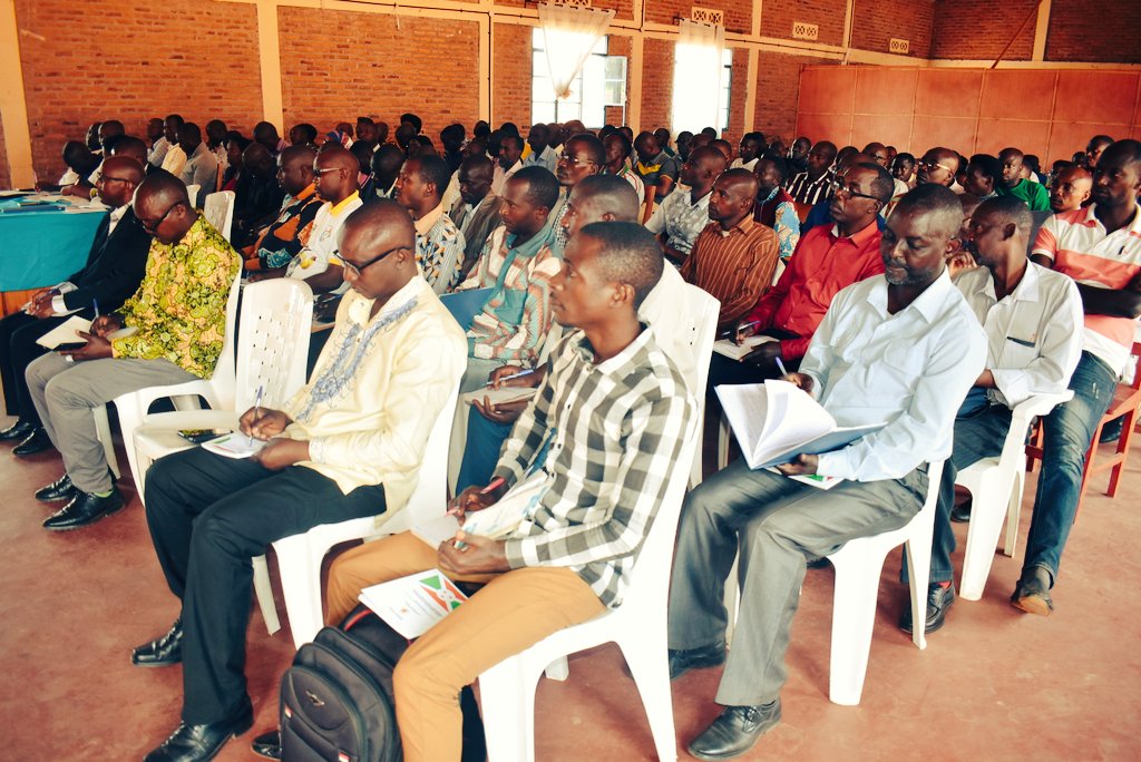 Le Gouverneur de la @makambaProvince réunit ce jeudi 20 Juillet 2023 au chef-lieu de ladite province les employeurs oeuvrant dans cette province pour échanger sur les obligations des employeurs et des employés.
<a href="/MininterInfosBi/">MininterInfosBi</a> 
<a href="/BurundiGov/">Primature de la République du Burundi</a> 
<a href="/GeneralNeva/">SE Evariste Ndayishimiye</a>