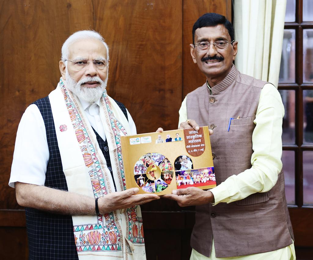SethSanjayMP's tweet photo. भारत में सुशासन की संकल्पना को सा���ार करने वाले, वैश्विक स्तर पर लोकप्रिय आदरणीय प्रधानमंत्री श्री @narendramodi जी से आशीर्वाद लेने का सौभाग्य प्राप्त हुआ। राँची में आयोजित लोकसभा स्तरीय सांसद सांस्कृतिक महोत्सव की कॉफी टेबल बुक उन्हें अवलोकन हेतु भेंट किया। https://t.co/BEXt6xyT5M